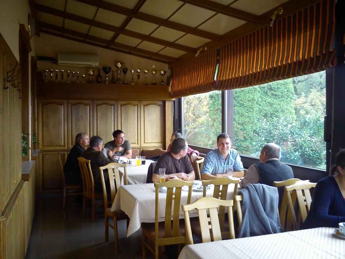 Bed and Breakfast Panoráma Panzió Tatabánya Exterior foto